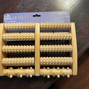 Nwt  dual foot massageer